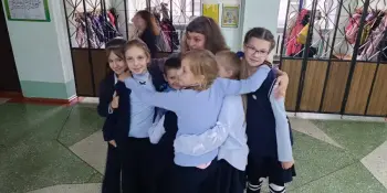 День объятий в школе