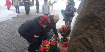 Возложение цветов к памятному знаку И.В. Борисюка