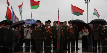 Церемония возложения цветов у памятника танковому экипажу Павла Рака